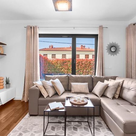 Luxury New Apartment With Private Garden Near The Beach! Porec Exterior photo