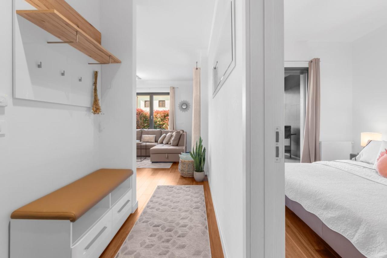 Luxury New Apartment With Private Garden Near The Beach! Porec Exterior photo